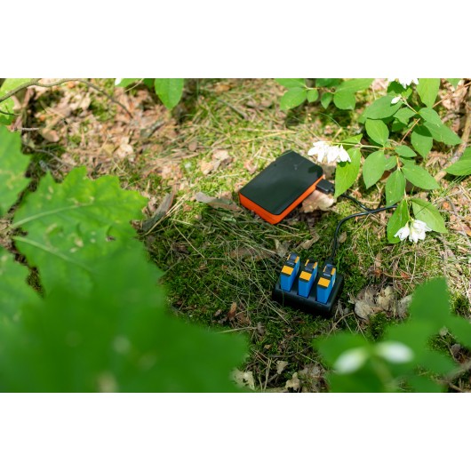 Ładowarka trójkanałowa Newell SDC-USB do akumulatorów AHDBT-901