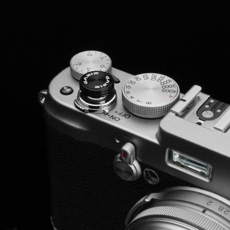 Aluminiowy soft button wkręcany w kolorze czarnym.