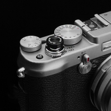 Aluminiowy soft button wkręcany w kolorze czarnym.