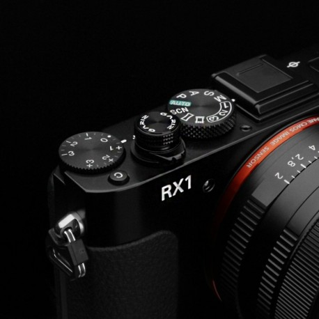 Aluminiowy soft button wkręcany w kolorze czarnym.