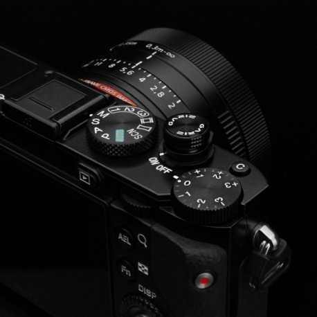 Aluminiowy soft button wkręcany w kolorze czarnym.