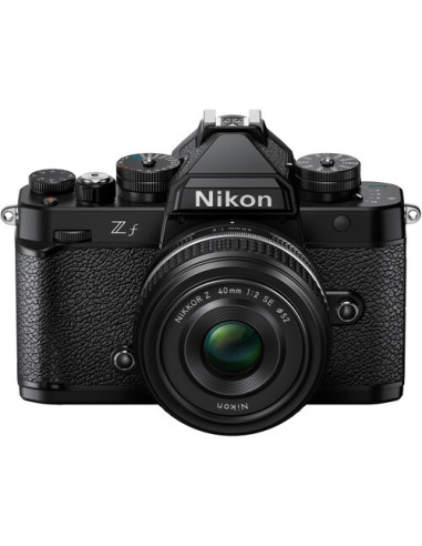Nikon Z f + Nikkor Z 40 mm f/2 (SE) aparat...