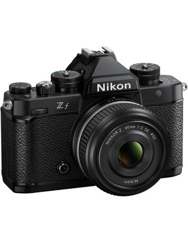 Nikon Z f + Nikkor Z 40 mm f/2 (SE) aparat...