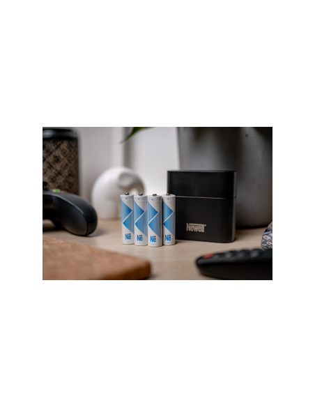 Ładowarka 4-kanałowa Newell do akumulatorów Li-ion + 4 akumulatory Li-ion AA 2200 mAh