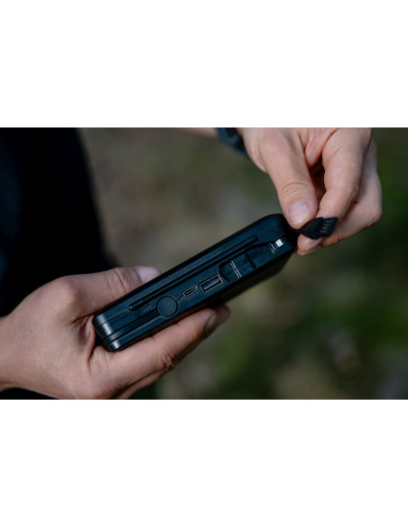 Ładowarka dwukanałowa Newell LCD-PB-SD z funkcją power banku i czytnikiem kart SD do akumulatorów EN-EL15